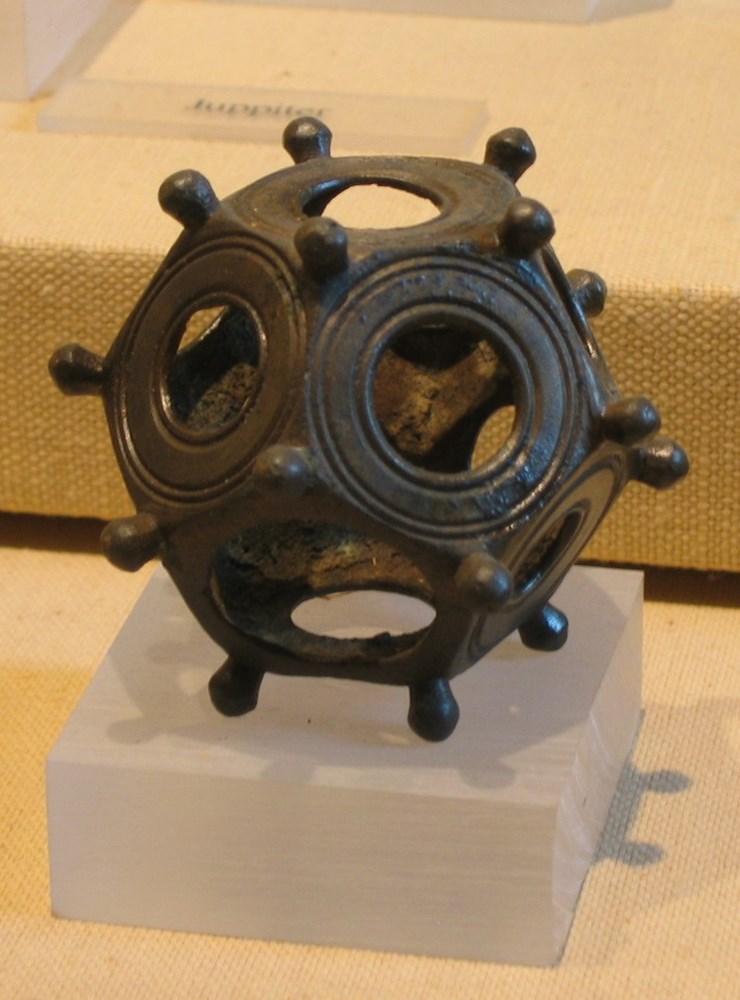 Dodécaèdre de métal trouvé dans des ruines Romaines situées près de Francfort-sur-le-Main | Itub, 2007